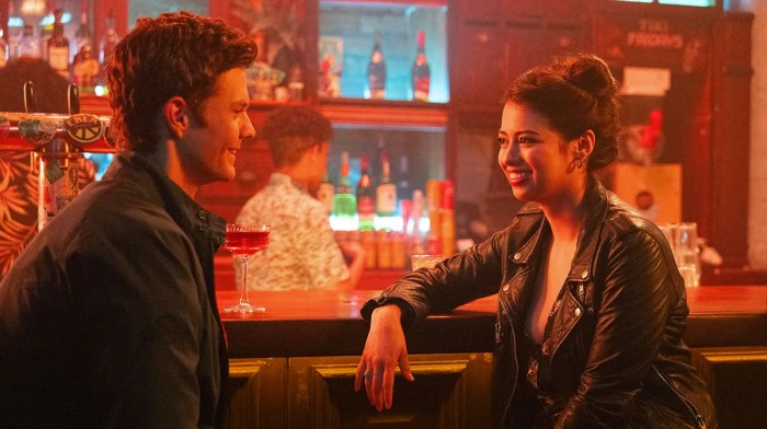 Jack Quaid and Amber Midthunder in Novocaine bar scene